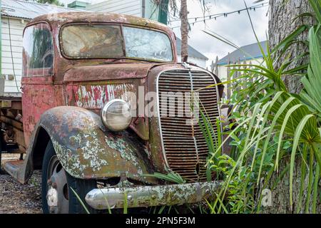 KENNER, LA, USA - 31. MÄRZ 2023: Vorderseite des verrosteten und abgenutzten 1937 Ford Model 85 auf dem Gelände des Heritage Park Stockfoto