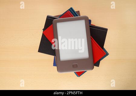 Moderner eBook-Leser auf einem Stapel alter Bücher Stockfoto