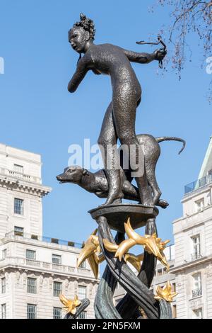 Bronzestatue der Göttin Diana (EJ Clack 1952) im Green Park London Stockfoto