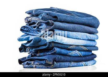 Ein Haufen blauer Jeans auf Weiß Stockfoto