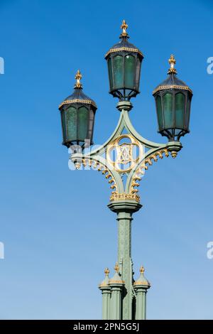 Kunstvoll verzierte Lampen auf der Westminster Bridge in London Stockfoto