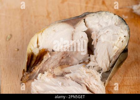 Geräucherte Atlantische Makrele in Stücke geschnitten, köstliches, in Rauch gekochtes Makrelenfleisch Stockfoto