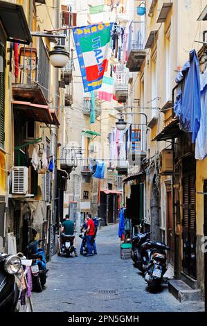 Kleine Gasse, Quartieri Spagnoli, Spanisches Viertel, Nachbarschaft, Neapel, Kampanien, Italien Stockfoto