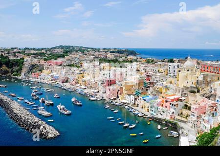 Marina di Corricella Fischereihafen, Kirche Santa Maria delle Grazie, Insel Procida, Golf von Neapel, Kampanien, Süditalien, Italien Stockfoto