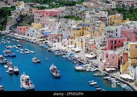 Marina di Corricella, Hafen, Insel Procida, Golf von Neapel, Kampanien, Italien Stockfoto