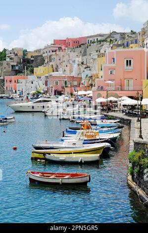 Marina di Corricella, Hafen, Insel Procida, Golf von Neapel, Kampanien, Italien Stockfoto