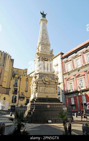 Denkmal, Piazza San Domenico Maggiore, Kirche, Quartieri Spaccanapoli, Viertel, Altstadt, Neapel, Kampanien, Italien Stockfoto