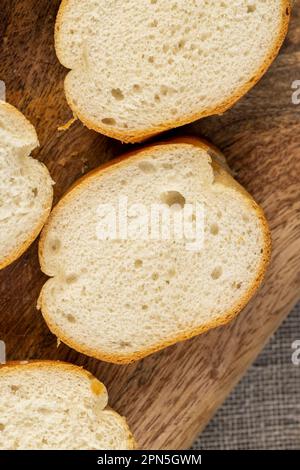 Weiches französisches Baguette aus Weizenmehl, frisch geschnittenes Baguette für die Zubereitung von Snacks Stockfoto