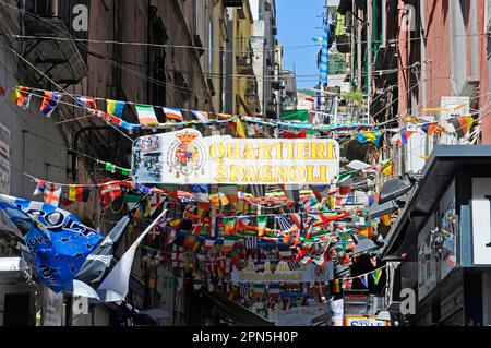 Bunte Flaggen, Gasse, Quartieri Spagnoli, Spanisches Viertel, Nachbarschaft, Neapel, Kampanien, Italien Stockfoto