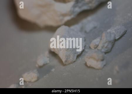 Reine Kokain-Steine Nahaufnahme von Dope und Drogen Hintergrund qualitativ hochwertige große Sofortdrucke illegale Substanzen Lagerfotografie Stockfoto