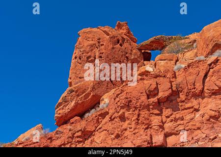 Unsichere Sandsteinfelsen an einem Hang im Snow Canyon State Park in Utah Stockfoto