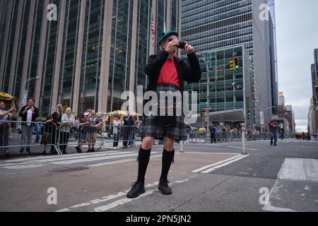 New York, New York, USA. 15. April 2023. Man in Kilt und Balmoral Cap fotografieren die Menge entlang der 5. Avenue auf der 25. Jährlichen New York City Tartan Day Parade, die die schottische Kultur feiert. (Kreditbild: © Edna Leshowitz/ZUMA Press Wire) NUR REDAKTIONELLE VERWENDUNG! Nicht für den kommerziellen GEBRAUCH! Kredit: ZUMA Press, Inc./Alamy Live News Stockfoto