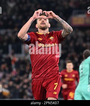 Rom, Italien. 16. April 2023. Lorenzo Pellegrini feiert sein Tor bei einem Fußballspiel der Serie A zwischen Roma und Udinese am 16. April 2023 in Rom, Italien. Kredit: Alberto Lingria/Xinhua/Alamy Live News Stockfoto