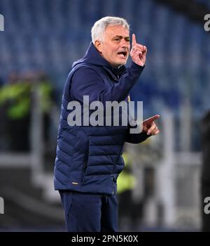 Rom, Italien. 16. April 2023. Romas Cheftrainer Jose Mourinho Gesten während eines Fußballspiels der Serie A zwischen Roma und Udinese am 16. April 2023 in Rom, Italien. Kredit: Alberto Lingria/Xinhua/Alamy Live News Stockfoto