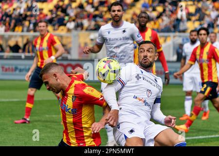 Lecce, Italien. 16. April 2023. Alexis Blin (US Lecce) und Fabio Quagliarella (UC Sampdoria) beim Spiel US Lecce gegen UC Sampdoria, italienische Fußballserie A in Lecce, Italien, April 16 2023 Kredit: Independent Photo Agency/Alamy Live News Stockfoto