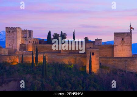Alhambra, Alcazaba in der Dämmerung, UNESCO-Weltkulturerbe, Granada, Andalusien, Spanien Stockfoto