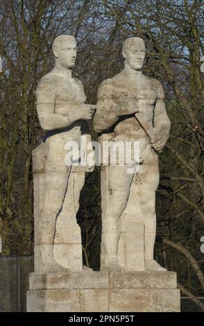 Große Skulpturen Relaisläufer und Diskusschleuder, Olympiastadion, Charlottenburg, Berlin, Deutschland Stockfoto