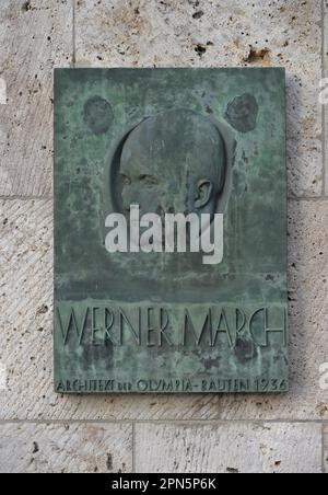 Plaque, Werner March, Marathon Gate, Olympiastadion, Charlottenburg, Berlin, Deutschland Stockfoto