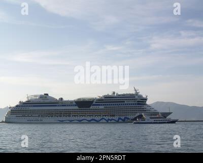 AIDAblu Kreuzfahrtschiff im Hafen von Korfu, Kerkyra, Griechenland. Stockfoto