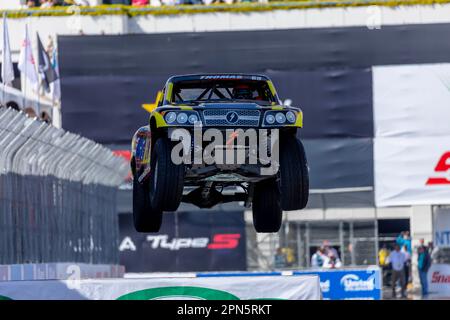 Long Beach, Kalifornien, USA. 16. April 2023. Die Straßen von Long Beach sind Austragungsort der Stadion Super Trucks für den Acura Grand Prix von Long Beach in Long Beach, CA, USA. (Kreditbild: © Walter G. Arce Sr./ZUMA Press Wire) NUR REDAKTIONELLE VERWENDUNG! Nicht für den kommerziellen GEBRAUCH! Kredit: ZUMA Press, Inc./Alamy Live News Stockfoto