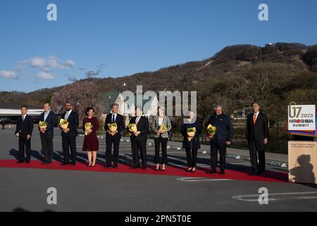 (230417) -- KARUIZAWA, 17. April 2023 (Xinhua) -- Stellvertretender Generalsekretär des Europäischen Auswärtigen Dienstes Enrique Mora (2. l), britischer Außenminister James cleverly (3. l), deutsche Außenministerin Annalena Baerbock (4. l), USA Außenminister Antony Blinks (5. L), japanischer Außenminister Yoshimasa Hayashi (5. R), kanadischer Außenminister Melanie Joly (4. R), französische Außenministerin Catherine Colonna (3. R), italienischer Stellvertretender Premierminister und Außenminister Antonio Tajani (2. R) und zwei japanische Kommunalbeamte (1. L, 1. R) Posieren Sie während für ein Gruppenfoto Stockfoto