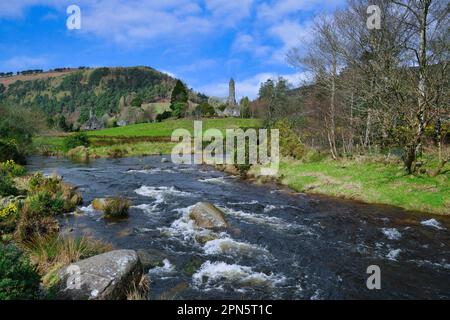 Glendalough Naturschutzgebiet mit mittelalterlichen Klosterruinen im Hintergrund Stockfoto