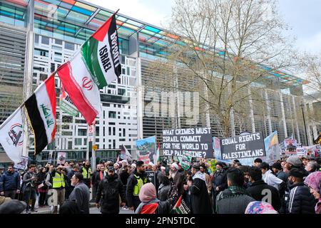 London, Großbritannien. 16. April 2023. Eine allgemeine Betrachtung der Demonstranten außerhalb des Innenministeriums. Der Al-Quds-marsch fand zwischen dem Home Office und Whitehall statt, der jährlich kurz vor dem letzten Freitag des Ramadan stattfand. Das Ereignis wurde eingeleitet, um diskriminierende israelische Politiken, Zionismus und Solidarität mit dem palästinensischen Volk zu bekunden. Eine kleine israelische Gegenproteste wurde von Polizeibeamten vom marsch getrennt gehalten. Kredit: Elfte Stunde Fotografie/Alamy Live News Stockfoto