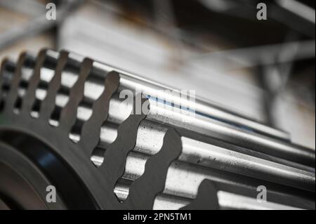 Schacht der Dampfturbine mit Fichtenblatt-Befestigung am Werk Stockfoto