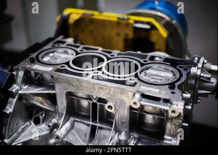 Motorzylinderblock mit in der Werkstatt montierten Kolben Stockfoto