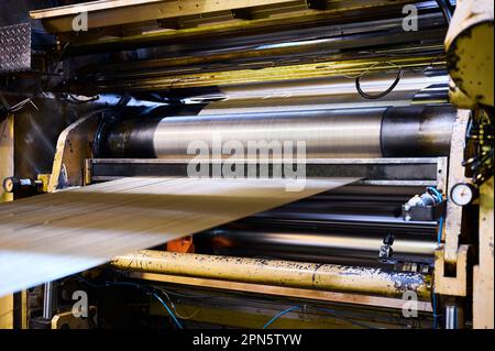 Verarbeitung von Metallrollen und Stahlseilkabeln in der Werkstatt Stockfoto