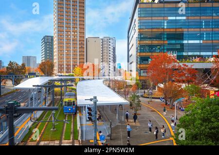 Kumamoto, Japan - Nov. 24 2022: Die Kumamoto City Tram ist eine bequeme öffentliche Verkehrsmittel, um in Kumamoto zu reisen Stockfoto