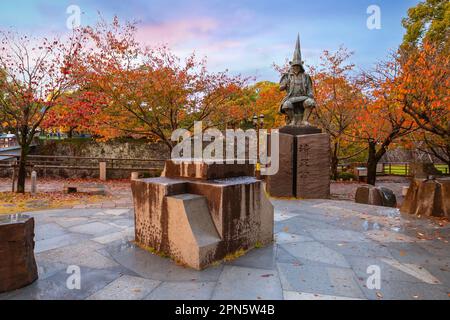 Kumamoto, Japan - Nov. 23 2022: Statue von Katō Kiyomasa vor dem Schloss Kumamoto, berühmt für den Bau des Schlosses Kumamoto, das als eines von Japan gilt. Stockfoto