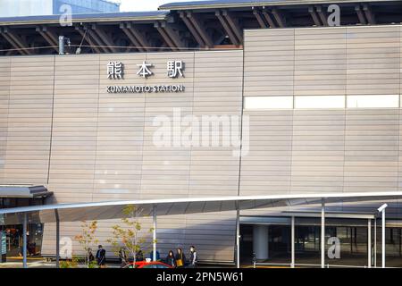 Kumamoto, Japan - Nov. 24 2022: Der Bahnhof Kumamoto ist der Hauptbahnhof der Stadt Kumamoto. Er befindet sich in Nishi-ku, Kumamoto und wird von K betrieben Stockfoto