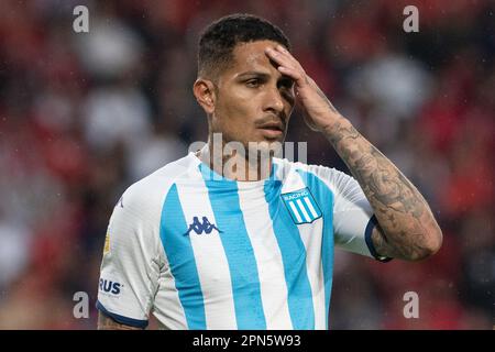 Ciudad De Avellaneda, Argentinien. 16. April 2023. Paolo Guerrero vom Racing Club Gesten bei einem Liga Profesional 2023 Match zwischen Independiente und Racing Club im Estadio Libertadores de America. Endstand: Independiente 1:1 Racing Club (Foto: Manuel Cortina/SOPA Images/Sipa USA). Gutschrift: SIPA USA/Alamy Live News Stockfoto