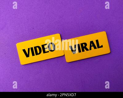 Farbige Tafel mit dem Wort VIDEO-VIRUS auf lila Hintergrund. Stockfoto