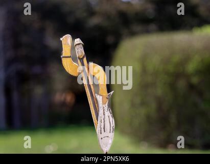 Ein einfacher handgemachter Mann mit einem Fisch Stockfoto