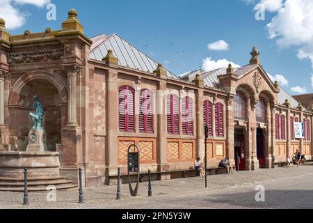 Beliebte historische Markthalle Marche Couvert aus dem Jahr 1865 in der Altstadt von Colmar im Elsass, Frankreich Stockfoto