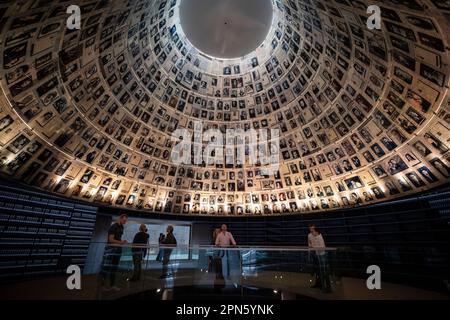 Jerusalem, Jerusalem. 16. April 2023. Am 16. April 2023 besuchen die Menschen Yad Vashem, Israels offizielles Holocaust-Denkmal, in Jerusalem. Israels nationaler jährlicher Holocaust-Gedenktag wird montags und dienstags begangen. Kredit: Chen Junqing/Xinhua/Alamy Live News Stockfoto