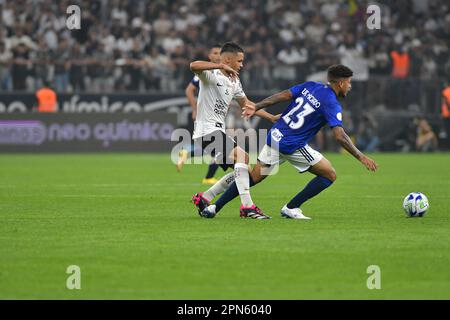 SAO PAULO, BRASILIEN - 16. APRIL: Matheus Araujo von Corinthians kämpft am 16. April 2023 in der Neo Quimica Arena in São Paulo, Brasilien, um den Ball mit F. Machado von Cruzeiro bei einem Spiel zwischen Corinthians und Cruzeiro von Campeonato Brasileiro 2023. (Foto von Leandro Bernardes/PxImages) Stockfoto