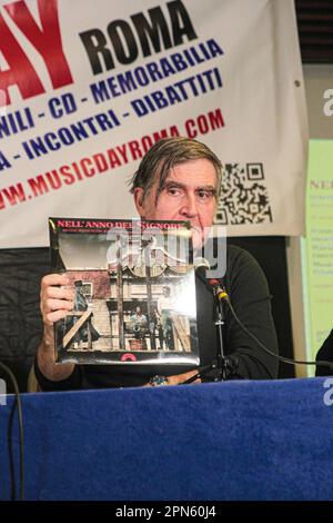 Zweiter Tag der 37. Ausgabe von Musicday - Vinyl Fair im Hotel Mercury in Rom. Die Präsentation des Albums „in the Name of the Lord“ von Armando Trovajoli nahm Teil. Gäste beim Fototermin: Mariapaola Trovajoli, Franco Bixio, Dario Salvatori, Maurizio Abeni, Fabio Frizzi, Massimo Buffa, Claudio Fuiano. Moderator Renato Marengo. Am Nachmittag präsentieren wir Irene Grandis Platte mit Signatur/Kopien, „IO in Blues“. Nach der Präsentation der CD "Dancefloor Nostalgia" mit der Venus der Schande endet der Tag mit der absoluten Vorschau von "Lemures", der neuen CD der Stockfoto