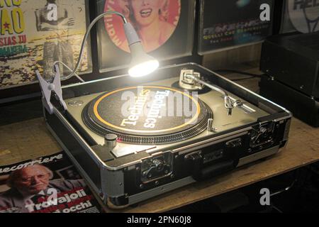 Zweiter Tag der 37. Ausgabe von Musicday - Vinyl Fair im Hotel Mercury in Rom. Die Präsentation des Albums „in the Name of the Lord“ von Armando Trovajoli nahm Teil. Gäste beim Fototermin: Mariapaola Trovajoli, Franco Bixio, Dario Salvatori, Maurizio Abeni, Fabio Frizzi, Massimo Buffa, Claudio Fuiano. Moderator Renato Marengo. Am Nachmittag präsentieren wir Irene Grandis Platte mit Signatur/Kopien, „IO in Blues“. Nach der Präsentation der CD "Dancefloor Nostalgia" mit der Venus der Schande endet der Tag mit der absoluten Vorschau von "Lemures", der neuen CD der Stockfoto