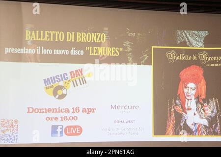 16. April 2023, Rom, Latium, Italien: Zweiter Tag der 37. Ausgabe von Musicday - Vinyl Fair im Hotel Mercury in Rom. Die Präsentation des Albums "in the Name of the Lord" von Armando Trovajoli nahm Teil. Gäste beim Fototermin: Mariapaola Trovajoli, Franco Bixio, Dario Salvatori, Maurizio Abeni, Fabio Frizzi, Massimo Buffa, Claudio Fuiano. Moderator Renato Marengo. Am Nachmittag präsentieren wir Irene Grandis Akte mit Signatur/Kopien: „IO in Blues“. Nach der Präsentation der CD "Dancefloor Nostalgia" mit der Venus der Schande endet der Tag mit der Absolu Stockfoto