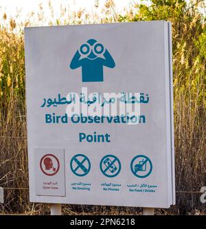 Foto eines Schildes mit Angabe des Vogelbeobachtungspunkts in englischer und arabischer Sprache Stockfoto