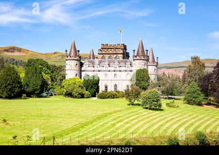 Blick auf das Schloss Inveraray in Schottland an einem sonnigen Tag. Stockfoto