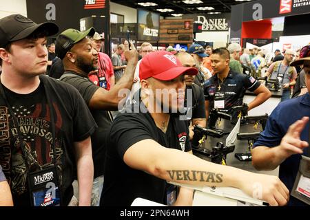 INDIANAPOLIS, INDIANA - 15. APRIL: Gäste treffen sich im Staccato während der jährlichen Tagungen und Ausstellungen der National Rifle Association im Indiana Convention Center am 15. April 2023 in Indianapolis, Indiana. Die Konferenz, die voraussichtlich rund 70.000 Gäste anziehen wird, hat am Freitag eröffnet. (Foto: Jeremy Hogan/The Bloomingtonian) Stockfoto