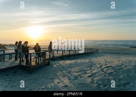 Sonnenuntergang am Atlantik, Costa Nova, Portugal. Hochwertige Fotos Stockfoto