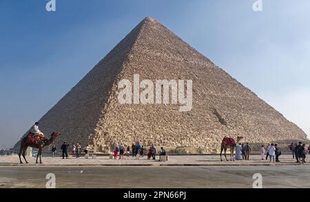Die große Pyramide von Khufu (Cheops) auf dem Gizeh-Plateau. Historische ägyptische Pyramiden. Stockfoto