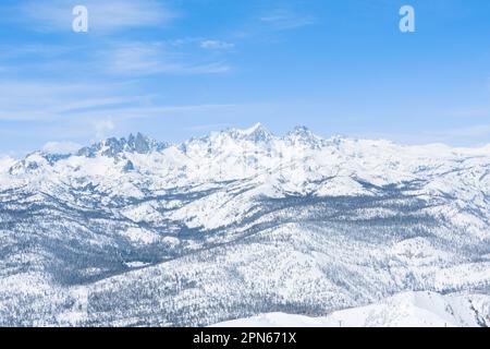 Blick auf die kalifornischen Sierra Nevada Mountains, die im Winter mit Schnee bedeckt sind (vom Skigebiet Mammoth) Stockfoto