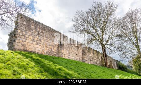 York, Großbritannien; 16. April 2023 - Ein Blick auf einen Teil der mittelalterlichen Mauer, die York in England umgibt Stockfoto