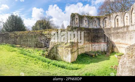 York, Großbritannien; 16. April 2023 - Ein Blick auf einen Teil der mittelalterlichen Mauer, die York in England umgibt Stockfoto